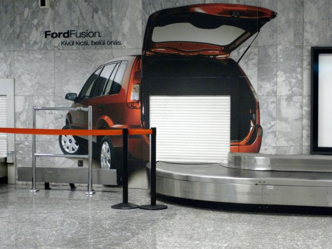 ブタペストの空港で。<br />荷物が、車のトランクから出てきます（笑）<br />飛行機を降りて、ここで荷物を受け取り、出口の扉を開けたらなんと外だった・・・入国手続きも税関チェックも無いのね・・・（パリでしてるからいいのかしら）<br />ホテルについたらもう10時！！<br />外の景色も気になりますが、明日に備えておやすみなさい。