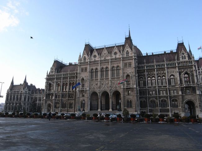 昨日の夜到着が遅かったので、朝はゆっくり起きて朝食を優雅に味わいました。ホテルのバイキングはとっても充実してておいしい！！<br />銀行へ行って両替を済ませたらいよいよ観光のスタートです。<br />ホテルでブタペストカードを買おうと思ったら品切れだって！しかたなく地下鉄の駅へ向かっていたらLE　MERIDIENが。ここなら買えるよね。中もチェックしてみたいし・・・ということで豪華な内装でした。 <br />地下鉄に乗って国会議事堂へ。次のツアーは12時だそうで、1時間以上あるので近くを散策することに。