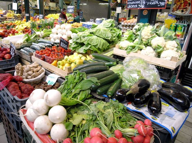 日本でもおなじみの野菜が所狭しと並んでいました。<br />円高で１フォリントが0.5円以下だったせいか、<br />何を見ても安い！！と感動！！<br />食べてみた〜〜い<br /><br />