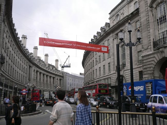 建物がカーブしているよ！！<br /><br />ピカデリーサーカスから！！