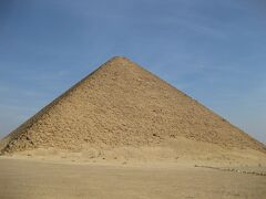 まずは赤のピラミッドへ