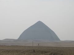 屈折のピラミッドは遠くから