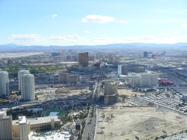 ラスベガスの展望台からの景色<br /><br />ラスベは砂漠地帯にある事が十分にわかる。