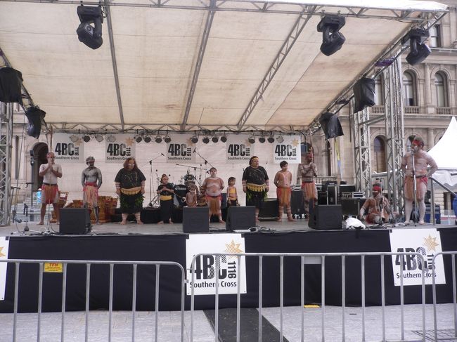 ブリスベンのメインストリードでっ<br /><br />アボリジニーのダンス<br /><br />すんっごおい！！