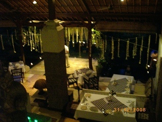 ０８１２３１．水曜。バロン・リゾート＆スパホテル。踊る舞台は食事する所で。<br />２０時～２２時過ぎまで。単発で色々な踊りを見せて貰いました。私たちは食事はユックリしようと頑張っても、セイゼイ３０分で席を立ちます。なかなか食事も続いて出てこないし、踊りももうこれで終りかと思いながら…実は疲れもしました。