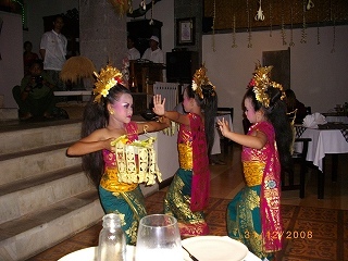 ＬＥＧＯＮＧ＝レゴン・ダンス。３人で踊る。