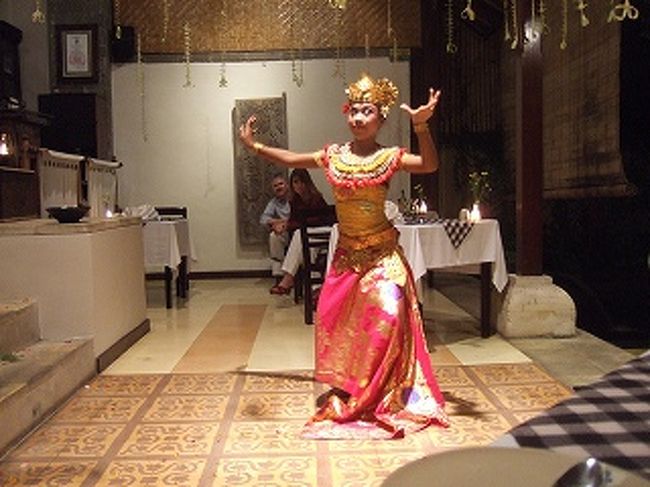 男装した女性の踊り。衣装から判断してます。<br />