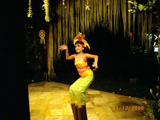 ホントに指先に集中。見せてくれます。子どもだけど、この腰つき。<br />