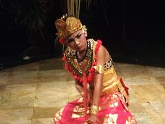 お化粧しなくても美しい男の子かな。女装した男性が踊るもの。