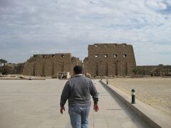 ご飯の後はカルナック神殿へ
後ろ姿はルクソールでのガイドさん
どこもめっちゃ丁寧に説明してくれました^^
（残念なのは自分の英語力の乏しさ・・・）