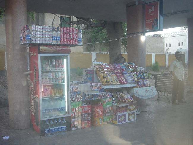 駅内では飲み物やお菓子を売ってました。<br />今買ってもつぶれてしまうだろうと思ってお菓子は買わなかったんですが、エジプト料理味のスナック菓子などはここでしか見れなかったのでお土産に買っとけばよかったと後悔。