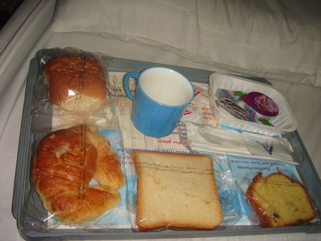 かの有名なパンをおかずにしてパンを食べる朝食。