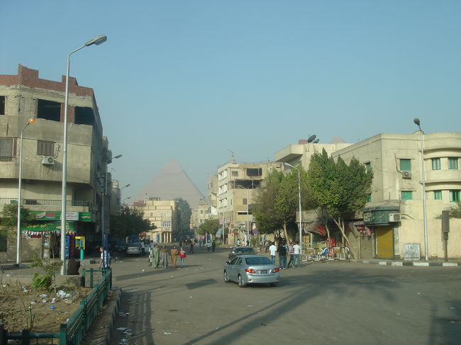 他に比べて人も建物も多い街中を進んでいくと、あまりにも普通にピラミッドが出現。