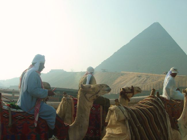ラクダとターバンとピラミッド。