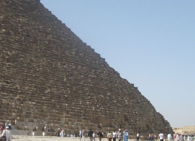 あまりにも大きくて、その大きさを伝えられるような写真を撮るのが至難。<br />限定300人しか入場できないというクフ王のピラミッド内部に入りました。<br />中はすごい急傾斜の階段を上ったり狭い入口を通過したりであちこちが痛くなる。