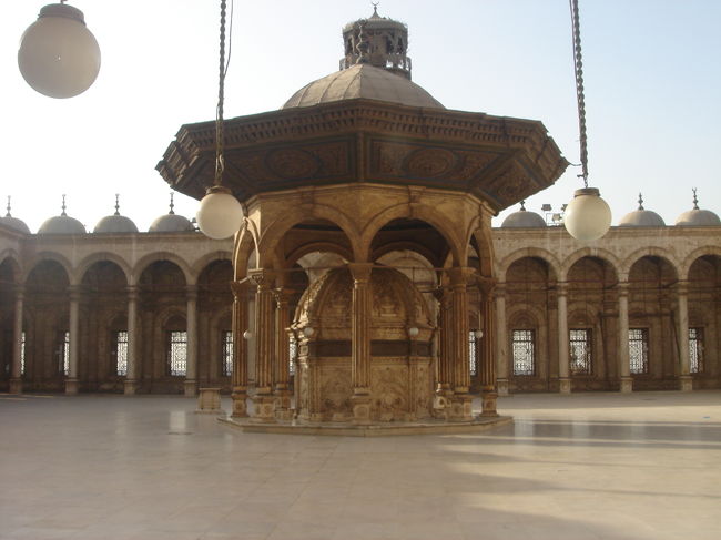 行った頃はちょうど礼拝の終わった時間だったらしく、人気はなくて絶好のシャッターチャンスでした。