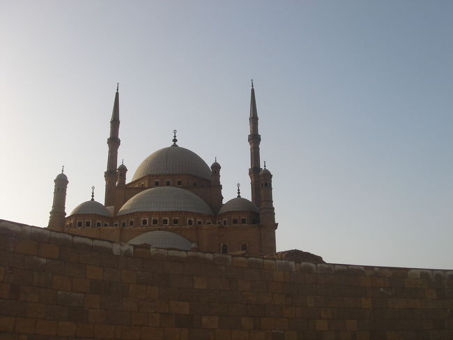 エジプト最後は夕暮れのモハメッド・アリ・モスクでお別れ。<br />足早に駆け抜けていったエジプト旅行だったので、また次行く時はカイロと地中海沿岸に絞って見て回りたいです。