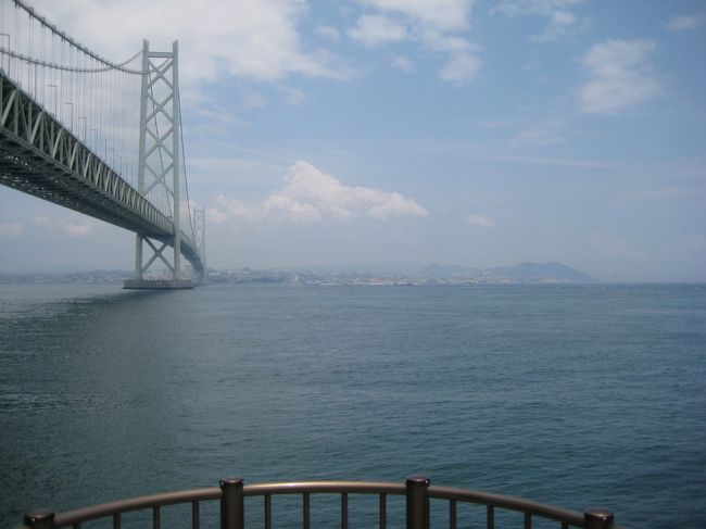 淡路島から見た瀬戸内海です。左に架かっている橋は本州と淡路島をつなぐ明石海峡大橋です。