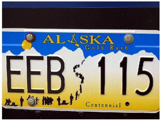 アラスカの車ナンバープレートです。<br />ゴールドラッシュ時のチルクットトレイルがデザインされています。