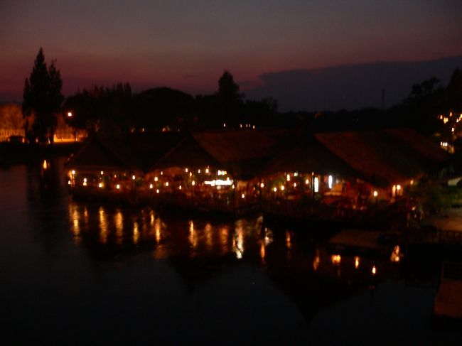 川に浮かぶレストラン