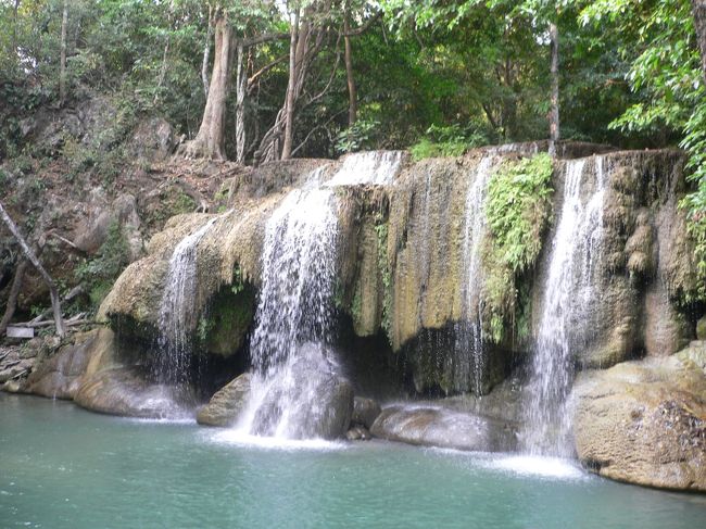 エラワンの滝だったかな？？<br /><br />バイクで二時間位走った所にありました。<br /><br />自然が大好きな方は行く価値があります。