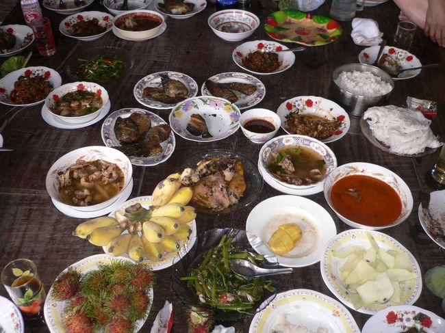 民家のPTに招かれた<br /><br />一緒に食事しました。<br /><br />日本の文化とはかけ離れていました。