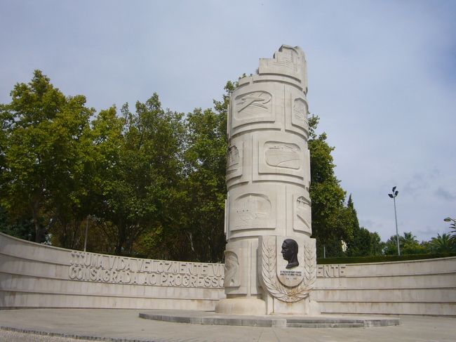 ドゥアルテのモニュメント<br />（Monument of Duarte Pacheco）<br /><br />未完で終わってしまったのが　すごく　惜しい！<br /><br />よく柄を見ると　ポルトガルのいろんな町の代表的な建築物が　彫られている。