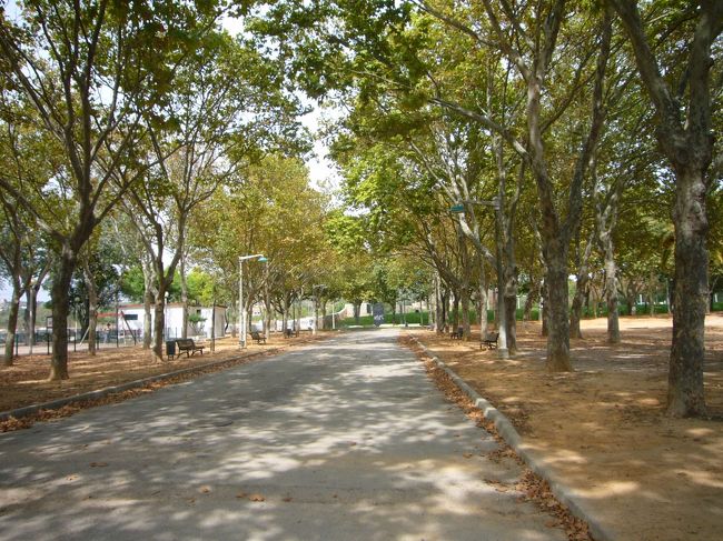 塔のすぐ裏には　大きな公園、テニスコートなんかの　運動施設がある。<br /><br />ミニコンサートのできる場所もある。