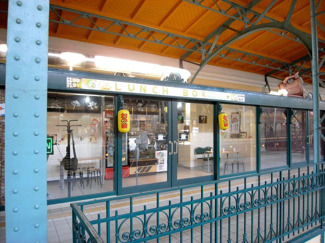 市場の２階にお寿司屋さんがありました！！<br />ここで、日本食に出会うとは…<br />巻きずしとか売っていて、地元の人が食べるのかなぁ？<br />１２時までにはまだ時間があったので、軽い昼食を取ることに・・といってもこの市場の１階の中華料理屋っぽいとこで、揚げ豚まん（みたいなもの）と沖縄のサーターアンダギーに似たパンを食べました。どちらも、変わった香辛料の匂いがして・・これがハンガリー風味なのか？まぁおいしかったのですが、中華料理には思えませんでした。