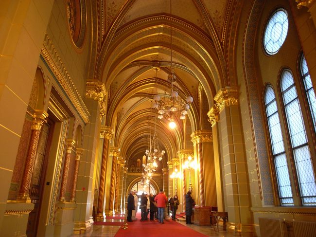 12時になったので、国会議事堂に戻ってきました。<br />外観は渋い感じなのですが、中に入ると豪華絢爛、金ぴかの世界が・・・！！