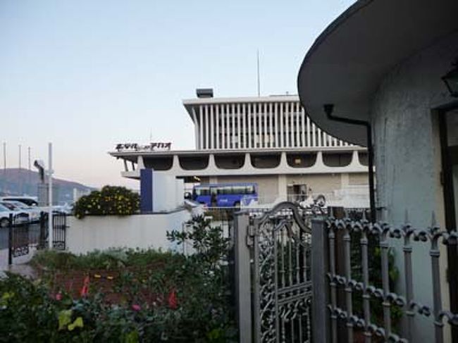 午後2時すぎに熱海に到着〜。<br /><br />ホテルはニューアカオです。会社の保養施設でタダなんです☆<br />レセプションがホテルの一番上の17階にあるんで<br />ホテルの外観はこんな写真しか撮れませんでした。<br /><br />駐車場がやや離れた場所にあるので車を預ける事になります。