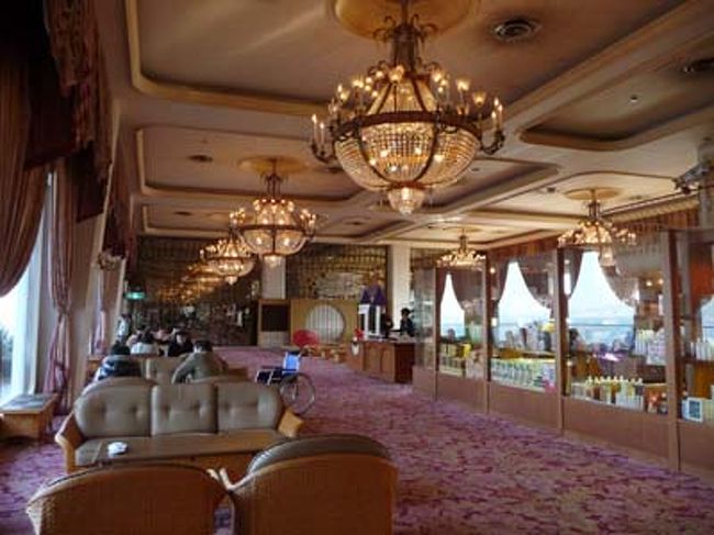 シャンデリアが目を引くロビー。<br /><br />