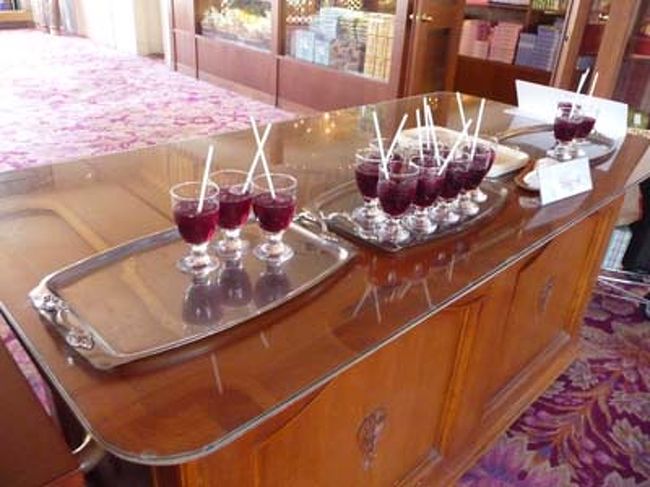 ウェルカムドリンクのぶどうジュース。<br />お客が凄い勢いで飲むのでスタッフゥの交換も激しい。