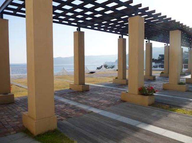 時刻は午後３時。<br /><br />ホテルからの送迎バスに乗ってアカオハーブ＆ローズガーデンへいきまーす。<br />バス乗り場へのアプローチはこんな感じ。