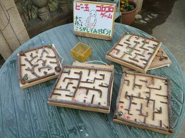 突然、手作り感いっぱいのビー玉のゲームが。<br />アウトドアでこうゆうのも良いね。