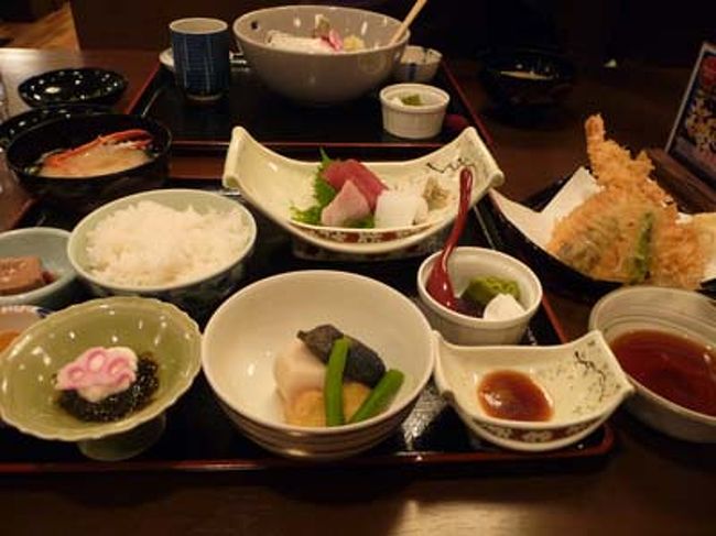 夕飯はでん助茶屋。<br />2〜3000円でご膳が食べられるんで安いです。<br />味はまあまあ普通。(私には十分美味しかったですが)<br /><br />ただ、ご膳なのにご飯とかお刺身とかバラバラに出て来るのが微妙。まとめて出して！