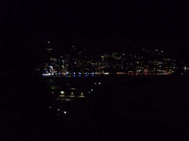 ホテルに戻ってきました。窓の外はすっかり夜景に。<br />向こうに見えるのは、さっき歩いていたサンビーチです。