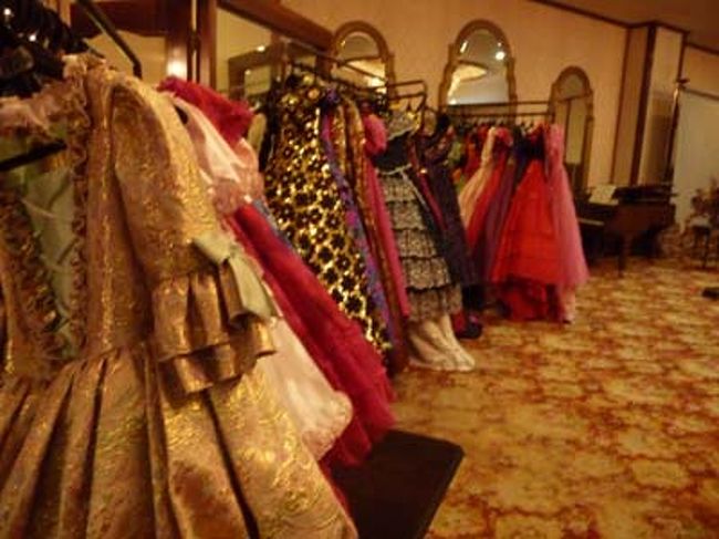 大浴場に向かうフロアに、なにやら素敵なスポット。<br />ドレスを着て撮影できる写真館です。<br />二人で写真代(1枚)込み3150円。<br />1人だとチェックイン時に貰えるクーポン利用で1900円のようです。