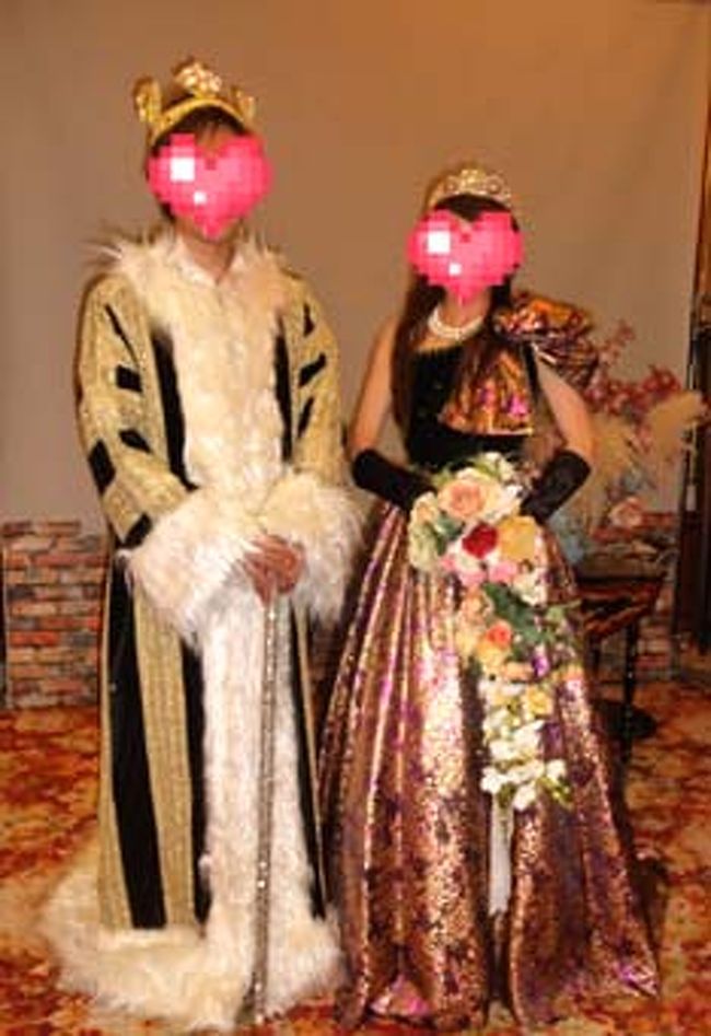 もちろんノリノリで撮りました。<br />王様と姫です(言い切るわ)<br />男性用の衣装はあんまし数が無いんだな。<br />女性用のドレスは、アンティークっぽいものから<br />馬鹿馬鹿しいほどギラギラしているものからチャイナまで。<br />子供用のドレスも結構あるみたいです。<br />ぶっちゃけ子供用のデザインのほうが好みでしたがもちろん着れず。