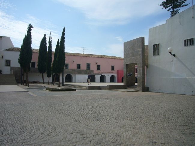 ロレの歴史街道を歩く！<br /><br />大学（INSTITUTO UNIVERSITARIO）<br />