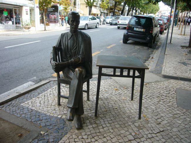 歩道にある　この銅像。有名な詩人さんなんだって！