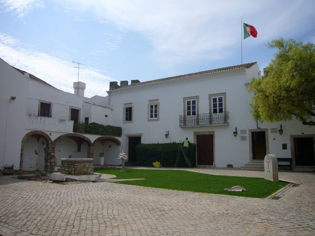 考古博物館（Museu Municipal de Arqueologia）<br /><br />ここに入る入場料は　1.04ユーロだった。（ロレ城の入場料込み）<br /><br />あまりにも中途半端な値段なので、てっきり1.40ユーロとの聞き間違いかと思って、２回も受付のお姉さんに聞きなおしてしまった（笑）<br /><br />0.04ユーロぐらいまけてくれてもいいのにねぇ。