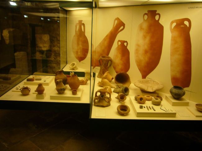 考古博物館の中。<br /><br />二部屋分ぐらいしかない　小さな　博物館の中は　閑散としていた。<br /><br />でも、１人だけ　お兄さんが　真剣に　見ていた。