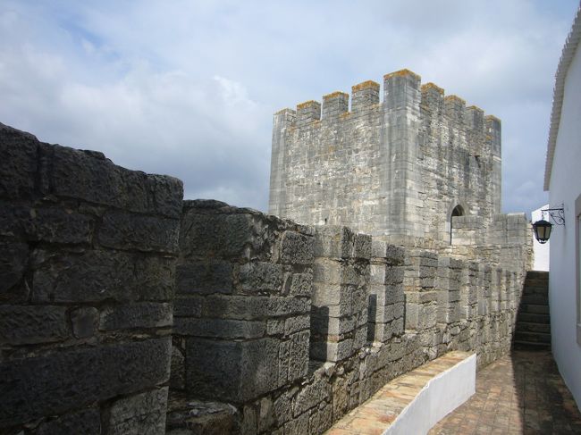 ロレ城（Castelo）<br /><br />２階は　伝統的なポルトガルの台所と書斎になっていたけど、写真撮影は禁止。<br /><br />２階から　ロレ城の城壁の部分に出れるようになっていた。