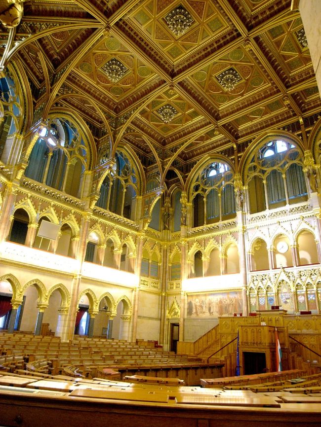 議事場<br />左右２か所にあるそうですが、こちらは正面向かって右側の議事場。こんなきらびやかな中で会議するんですね。よく見るとディスプレイ？やカメラが・・う〜んミスマッチ。 <br />