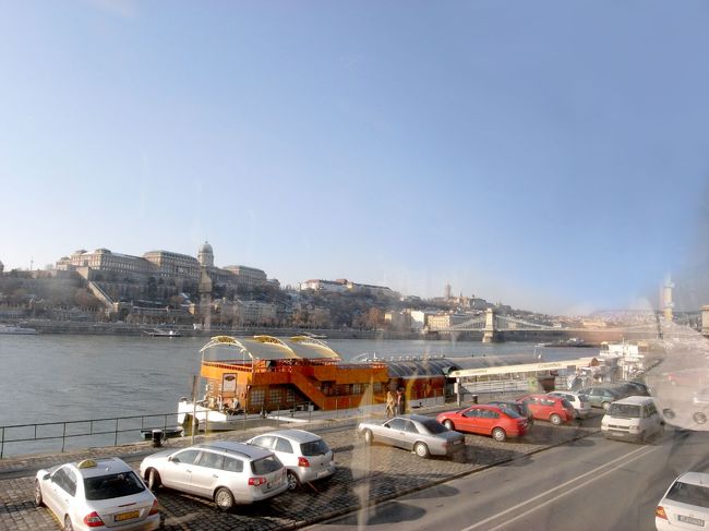 見学を終えて、今度はトラムでドナウ川沿いに南下します。次はいよいよ一番行きたかった応用美術館！