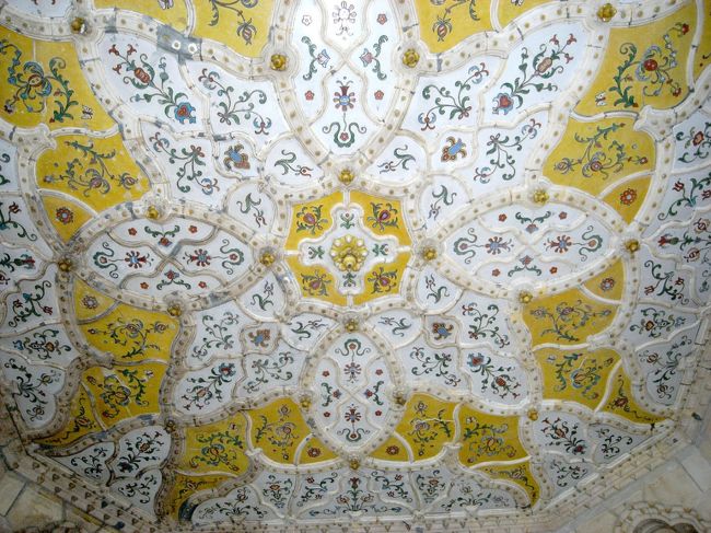入口部分の天井<br />マジャール模様のジョルナイタイルがすごく綺麗。