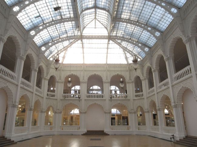 展示ホール<br />ホールの側廊のアーチはインドのムガール様式で、<br />レヒネルによるとイギリスの植民地様式を引用したそうです。<br />壁面は真っ白で清楚な印象でしたが、完成時はカラフルに塗られていたんだそうです。それも見たかったなぁ<br />