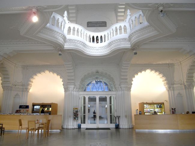 先ほどの写真の反対側、入口カウンター<br />１階・３階は企画展、２階は常設展でした。<br />企画展の内容がいまいち興味が湧かなかったので、常設展のみを観ることに