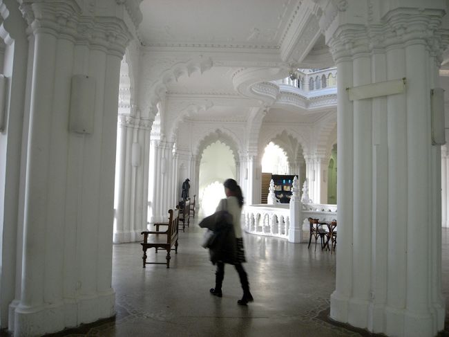 ２階のホール部<br />確かにヨーロッパとは思えない雰囲気<br />天井も、壁もうねってます♪